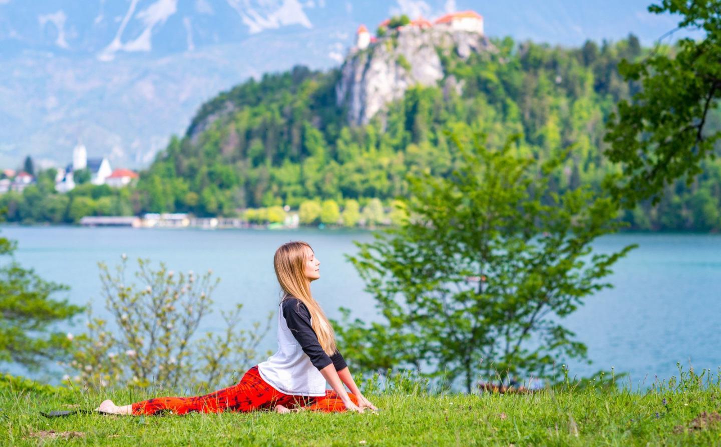 Instructor utilizando tablet para gestionar clase de yoga corporativo
