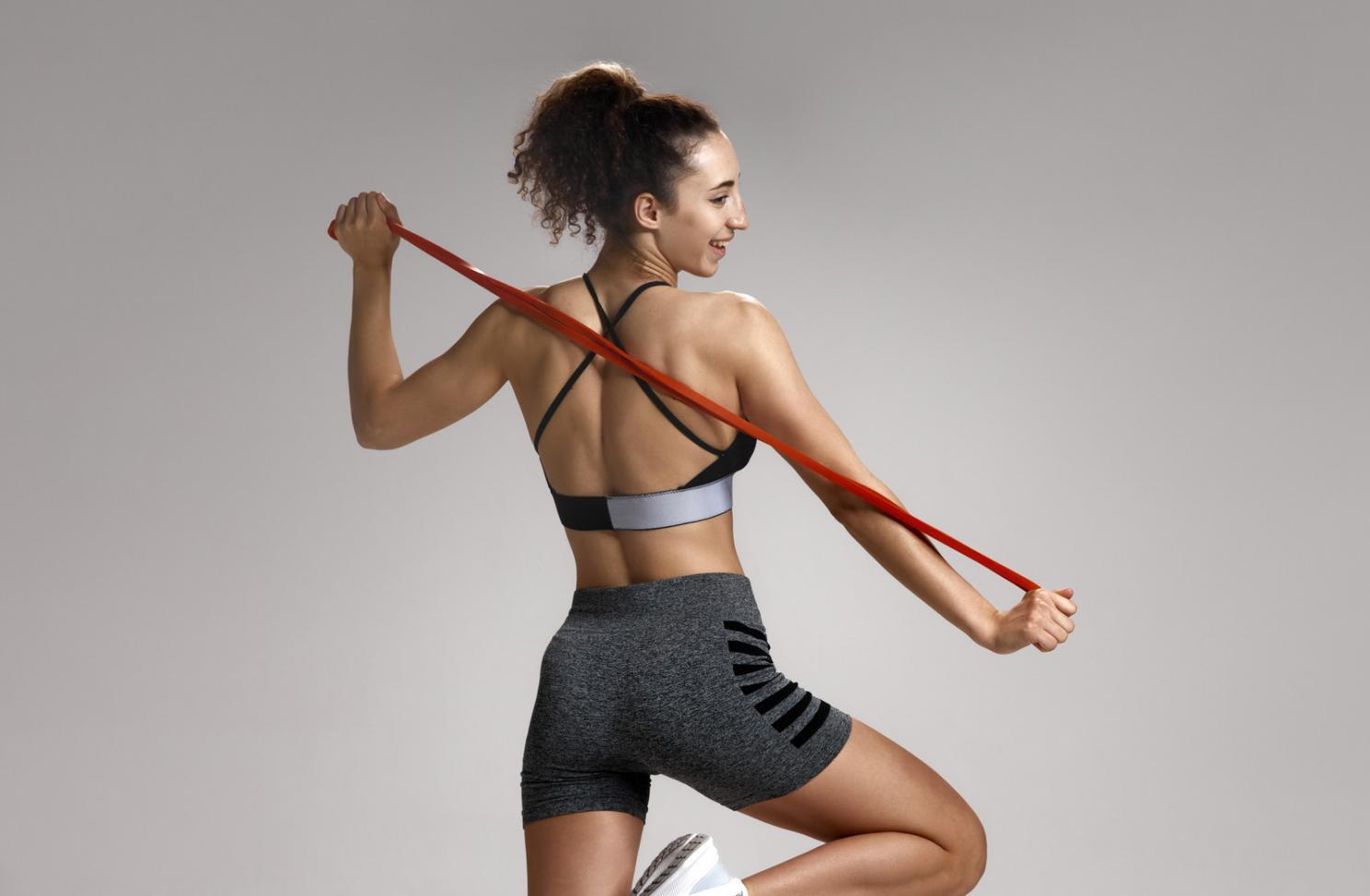 Sesión de yoga corporativo en oficina moderna con empleados practicando posturas de relajación