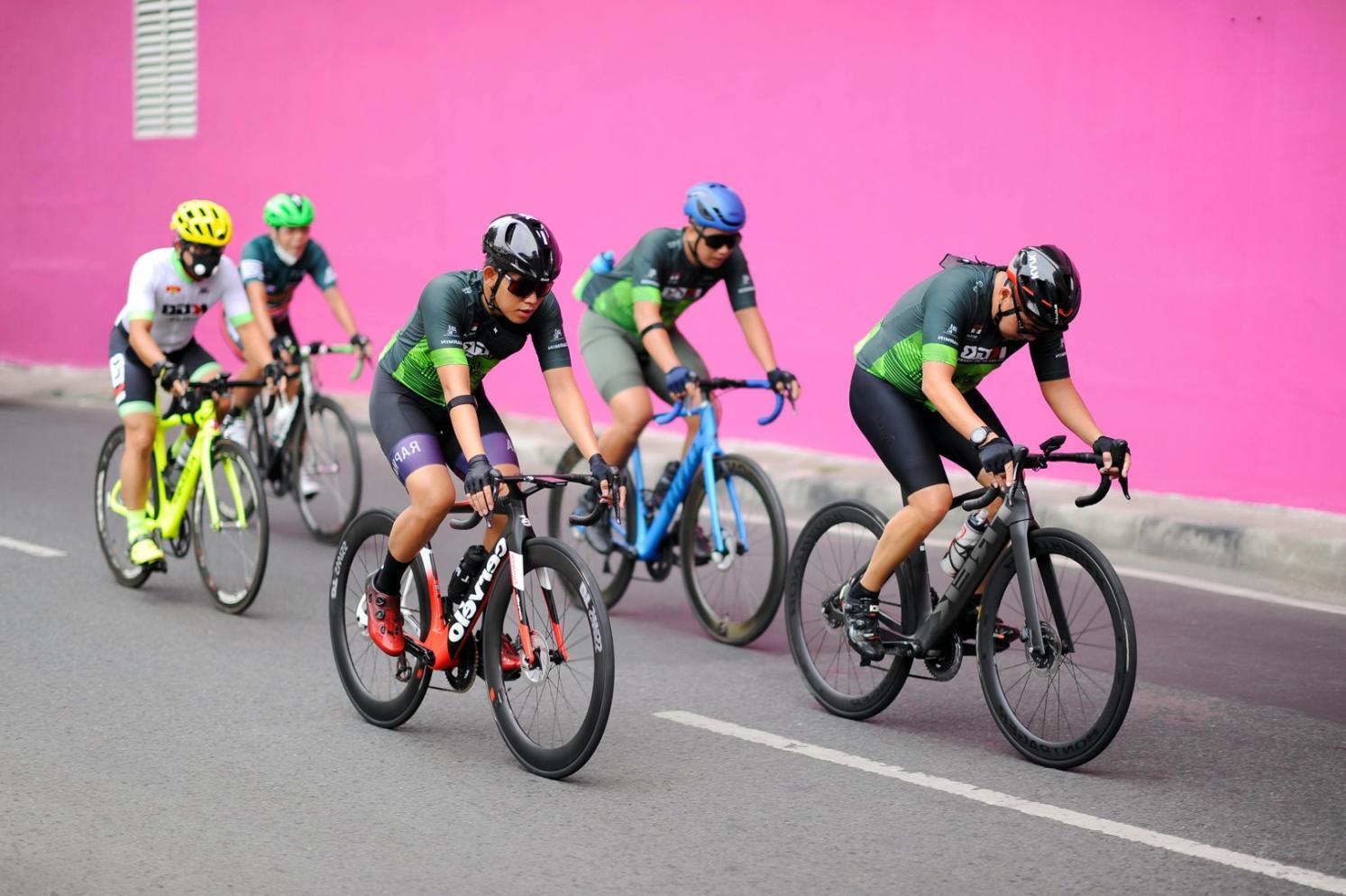 Clase de yoga en oficina con empleados practicando posturas de relajación